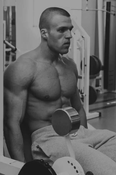 Άνδρες διαδικασία κατάρτισης στο γυμναστήριο — Φωτογραφία Αρχείου