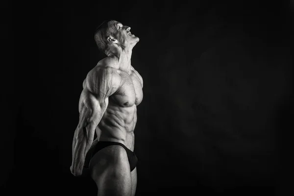 Male showing muscles — Stock Photo, Image