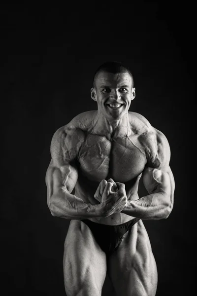 Maschio mostrando muscoli — Foto Stock