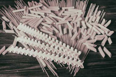 Ahşap arka planda farklı türde makarna.