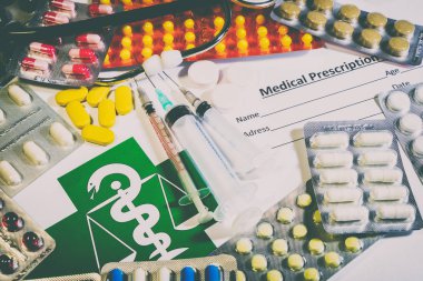 Tabletler, hap ve bir tablo üzerinde bir stetoskop