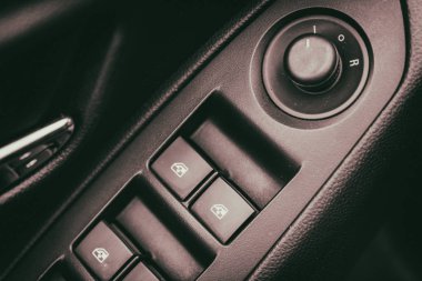 Arabada cam otomatiği