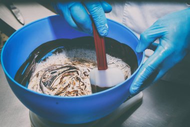 Çikolata ve krema karıştırma. Kremalı pasta