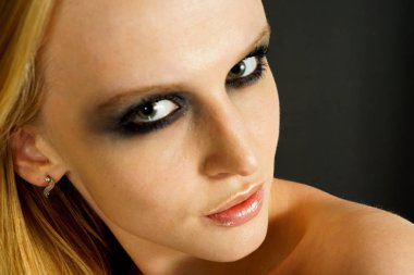 Makyaj yeşil gölgeler ile