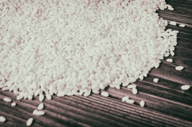 ahşap bir arka plan üzerinde pirinç