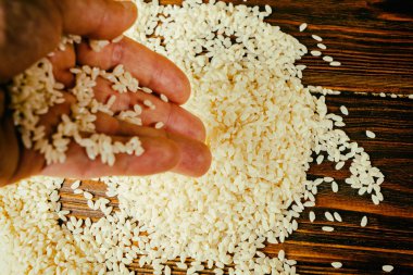 ahşap bir masa üzerinde pirinç