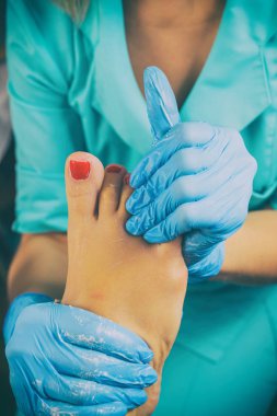 Usta ayak masajı yapıyor.