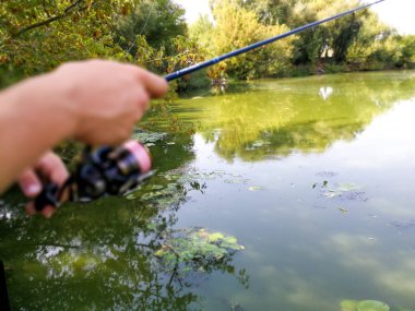 bir olta ile bir balıkçı eli