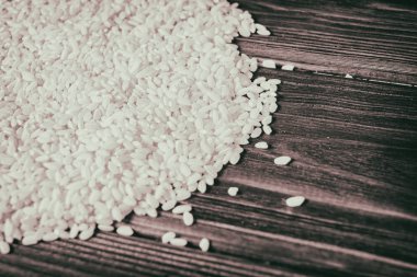 ahşap bir masa üzerinde pirinç