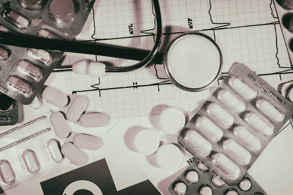 Tema da farmácia, pílulas de cápsula com antibiótico de medicina em packag — Fotografia de Stock