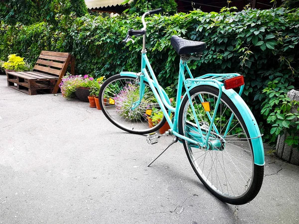 Яркий бирюзовый велосипед — стоковое фото