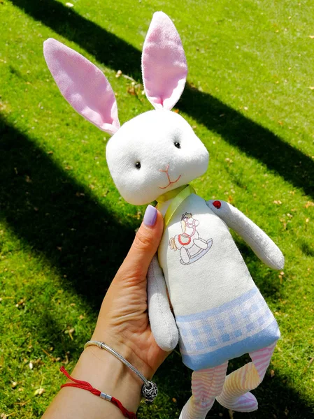 Jouet lapin dans les mains de maman — Photo