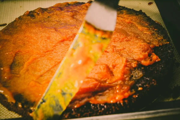 La preparación de la torta, la difusión de la confitura sobre los pasteles —  Fotos de Stock