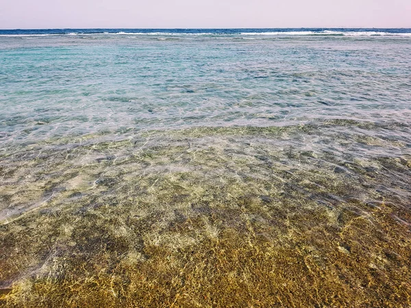 Kristallklares Wasser auf See — Stockfoto