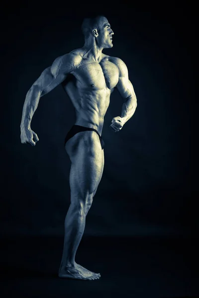 Stark med muskulös kropp på gymmet — Stockfoto