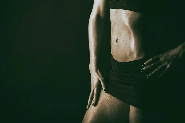 性感的健身女人在黑色背景 — 图库照片