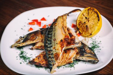 Tabakta pişmiş balık.