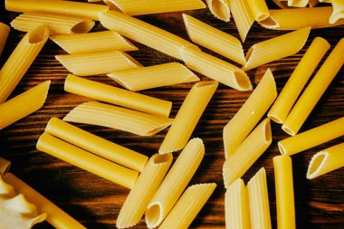 Ahşap bir masa üzerinde makarna