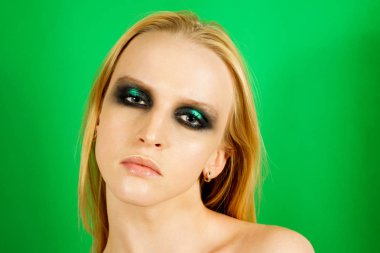 Makyaj yeşil gölgeler ile