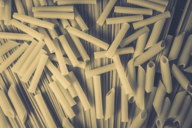 Ahşap arka planda farklı türde makarna.