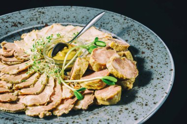 bir tabakta hardal ile çeşitli et ve sosis