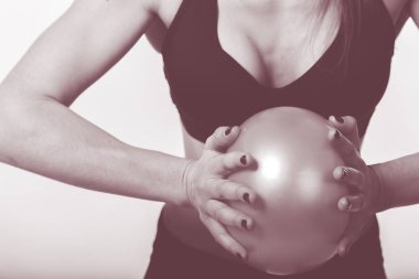 Siyah arka planda kız boks eldivenleri