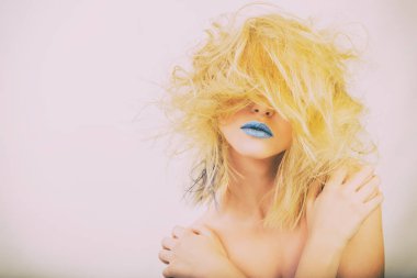 Seksi sarışın bir ceket