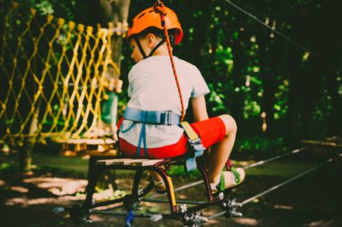 Çocuk bir kolye park tırmanıyor