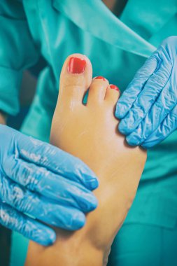 Usta ayak masajı yapıyor.