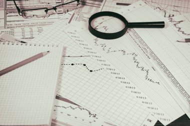 Mali grafik Büyüteç ve kalemler