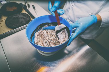 Çikolata ve krema karıştırma. Kremalı pasta