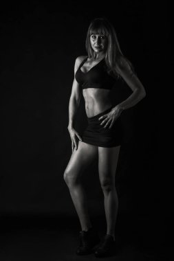 Güzel vücutlu, spor bir kız.