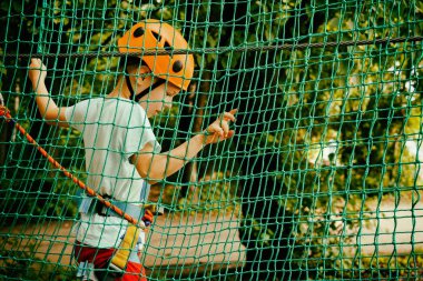 Çocuk bir kolye park tırmanıyor