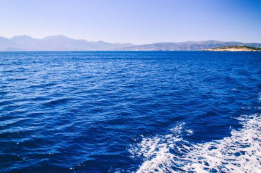 dağların arka planda mavi su