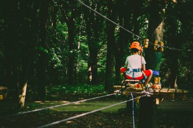 Çocuk bir kolye park tırmanıyor