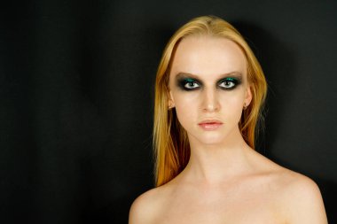 Yeşil gölgeli göz makyajı