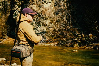 Balıkçı ormandaki bir güzel dağ Nehri üzerinde