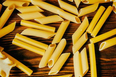 Ahşap bir masa üzerinde makarna