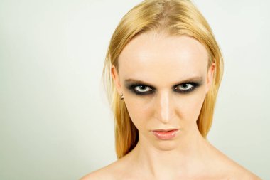 Makyaj yeşil gölgeler ile