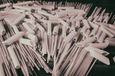 Ahşap arka planda farklı türde makarna.