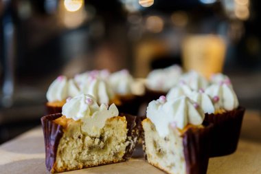 bir tepsi üzerinde pek çok güzel pastalar