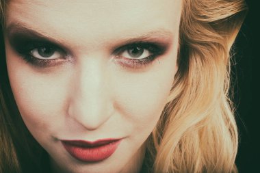 Seksi sarışın bir ceket