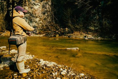 Balıkçı ormandaki bir güzel dağ Nehri üzerinde