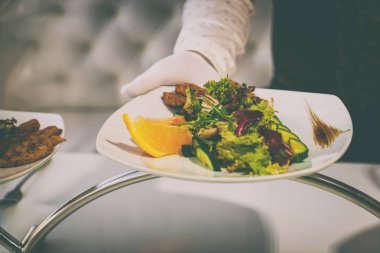 Masanın üzerine salata ile plaka