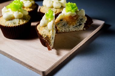 peynir ve salata ile cupcakes