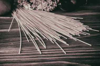 Spagetti ve sebze ahşap arka plan üzerinde