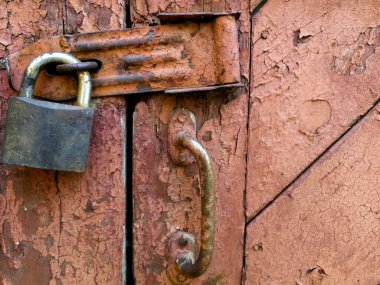 eski kapıyı kilitle