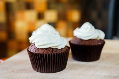 bir tepsi üzerinde pek çok güzel pastalar