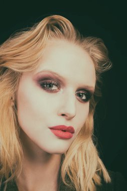 Seksi sarışın bir ceket