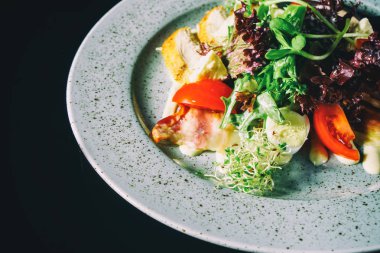 güzel bir tabakta salata